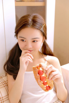 校花光屁股穿裙子被老师打屁股